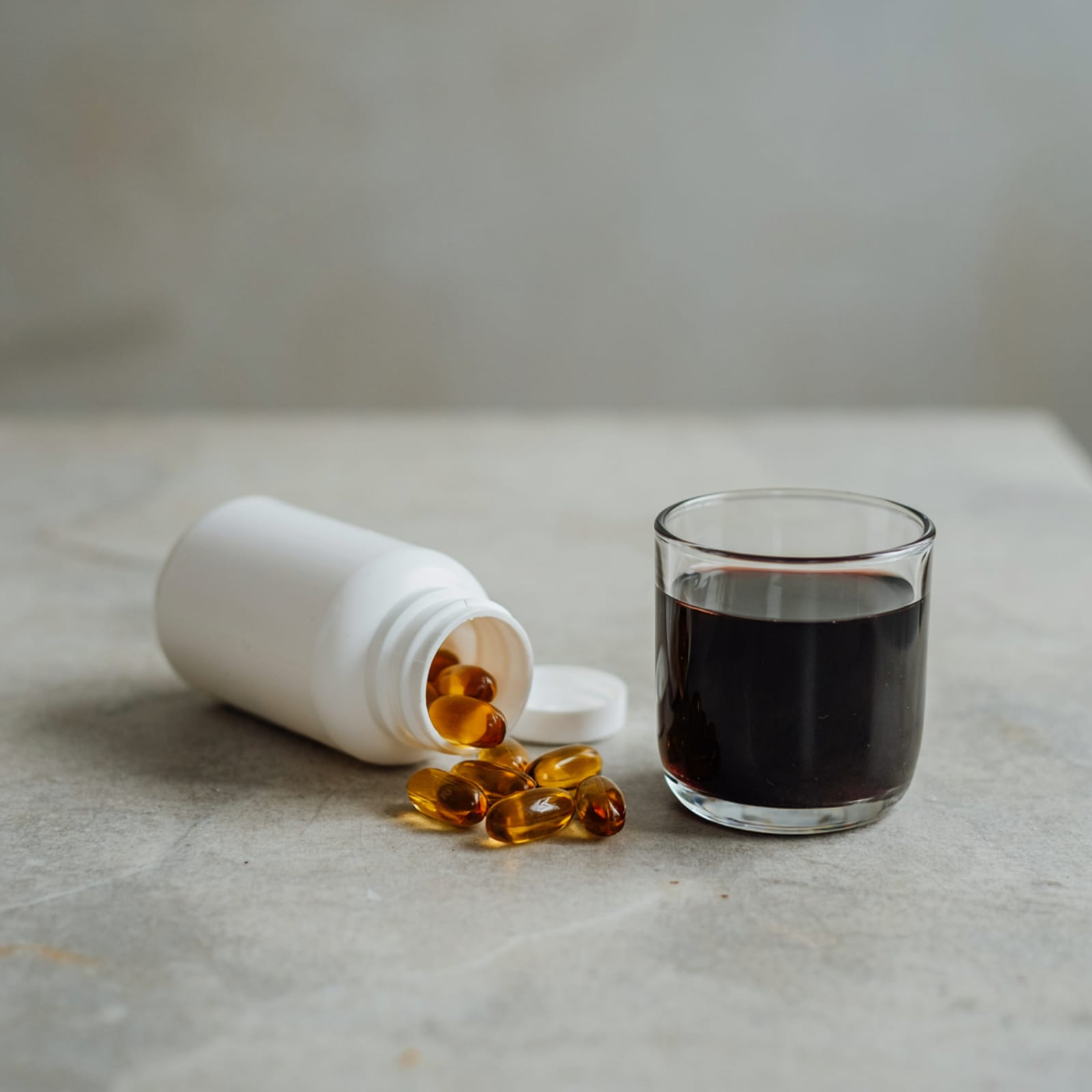 南瓜籽油胶囊与食用油 – 图库 2